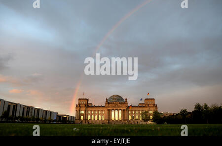 Berlino, Germania. Il 30 luglio, 2015. Un arcobaleno che copre oltre l'Edificio del Reichstag a Berlino, Germania, 30 luglio 2015. Foto: Britta Pedersen/dpa/Alamy Live News Foto Stock