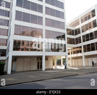 Architettura moderna la gente camminare tra la società di assicurazioni uffici lo sviluppo Tricenter nel centro di Swindon, England, Regno Unito Foto Stock