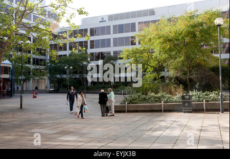 Architettura moderna la gente camminare tra la società di assicurazioni uffici nella Tricenter sviluppo, centro di Swindon, England, Regno Unito Foto Stock
