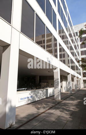 Architettura moderna società di assicurazioni presso gli uffici di sviluppo Tricenter nel centro di Swindon, England, Regno Unito Foto Stock