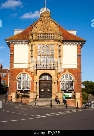 Il municipio storico in High Street, Marlborough, Wiltshire, Inghilterra, Regno Unito Foto Stock