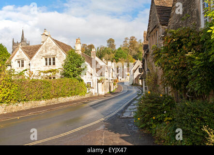 Attraente cottage in pietra a Castle Combe, Wiltshire, Inghilterra, Regno Unito ha affermato di essere l'Inghilterra del villaggio più belli Foto Stock