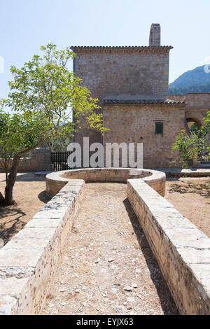 Dettagli del giardino del monastero passerella di pietra decorazioni Foto Stock