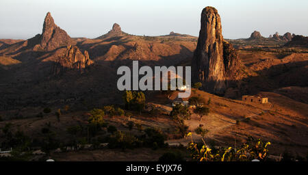 In Africa, in Camerun, estremo Nord provincia, Rhumsiki Zona villaggio, paesaggio lunare di straordinaria tasselli vulcanici e basalto Foto Stock