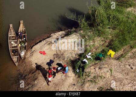 In Africa, in Camerun, Provincia del Nord, Garoua area fiume Benoué, il lavaggio della biancheria Foto Stock