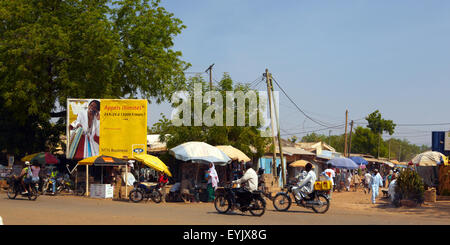 In Africa, in Camerun, Provincia del Nord, Garoua city, il mercato e il traffico con la moto taxi Foto Stock