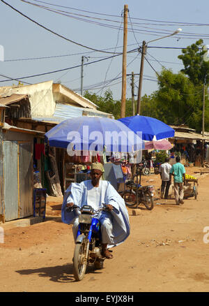 In Africa, in Camerun, Provincia del Nord, Garoua city, il mercato ela moto taxi Foto Stock