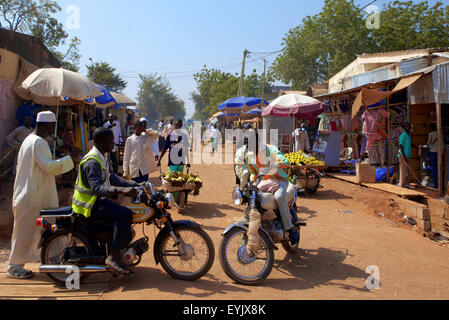 In Africa, in Camerun, Provincia del Nord, Garoua city, il mercato e il traffico con la moto taxi Foto Stock