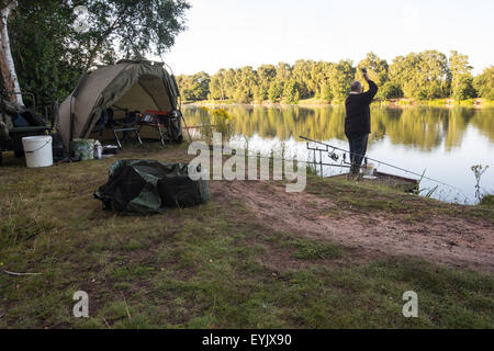 Uomo di colata pesca il suo bastone la mattina presto al polpaccio serbatoio Heath cannock STAFFORDSHIRE REGNO UNITO Foto Stock