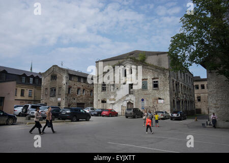 Lo storico quartiere Rotermann, situato nel cuore di Tallinn, dispone di vecchi edifici industriali e di architettura moderna. Foto Stock