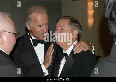 Il senatore Joseph Biden (D-DE) e il senatore Lindsey Graham (R-SC) partecipare alla American News Women's Club 12th Annual Roast & Toast dove ha ricevuto il ANWC Helen Thomas Award a Washington D.C.. Foto Stock