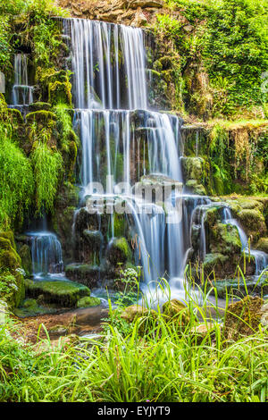 La cascata noto come la cascata sulla struttura Bowood Station Wagon nel Wiltshire in estate. Foto Stock