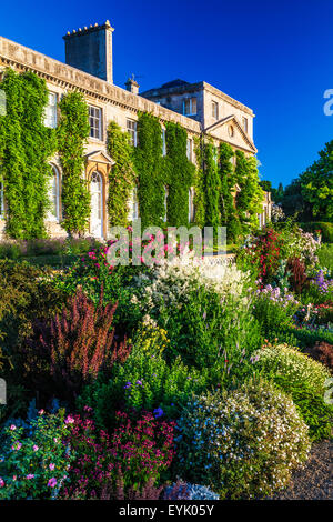 Confine erbacee sotto la terrazza della struttura Bowood House nel Wiltshire. Foto Stock