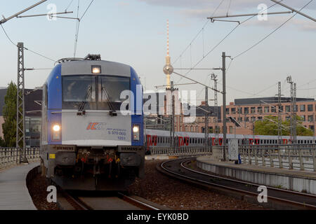 Berlino, Germania. Il 30 luglio, 2015. Il cosiddetto treno Eurasiatica di amicizia arriva dalla Corea presso la stazione centrale di Berlino, Germania, 30 luglio 2015. Circa 200 membri della vita pubblica in Corea hanno aderito al treno come passeggeri sulla sua 14400 chilometro lungo viaggio dalla Corea verso la Germania. Foto: Britta Pedersen/dpa/Alamy Live News Foto Stock