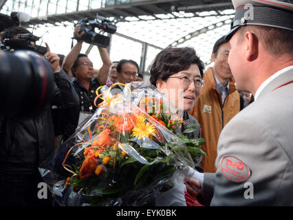 Berlino, Germania. Il 30 luglio, 2015. Il CEO di Korean azienda ferroviaria Korail Choi Yeon Hye, sorge su una piattaforma del treno poco dopo il suo arrivo sul cosiddetto treno Eurasiatica di amicizia dalla Corea presso la stazione centrale di Berlino, Germania, 30 luglio 2015. Circa 200 membri della vita pubblica in Corea hanno aderito al treno come passeggeri sulla sua 14400 chilometro lungo viaggio dalla Corea verso la Germania. Foto: Britta Pedersen/dpa/Alamy Live News Foto Stock