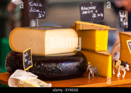 Pezzi di formaggi diversi presso il locale mercato francese. Inquadratura orizzontale con il fuoco selettivo Foto Stock