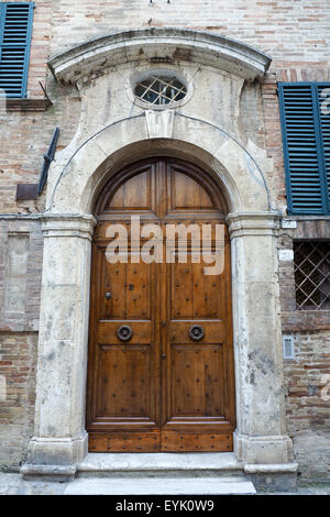 Ornato porta in legno Foto Stock
