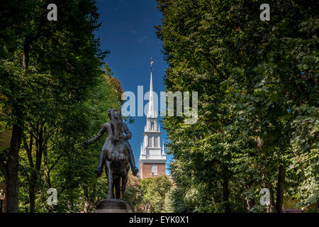 Una Statua di Paul Revere e la Vecchia Chiesa del Nord nel North End di Boston, ma, USA Foto Stock