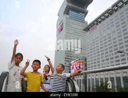 Pechino, Cina. 31 Luglio, 2015. I bambini celebrano Pechino ha vinto la gara per ospitare i 2022 Giochi Olimpici Invernali vicino al verde olimpico di Pechino, capitale della Cina, 31 luglio 2015. Credito: Wang Shen/Xinhua/Alamy Live News Foto Stock