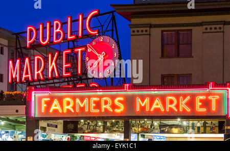 Pike Place Market al neon a Seattle, mercato di Seattle famoso per i suoi pesci pescati localmente e il mercato agricolo, Seattle, Washington, USA Foto Stock