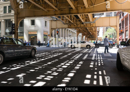 Sud Wells Street al di sotto del Chicago L, ferrovia sopraelevata. Foto Stock