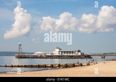 Bournemouth Dorset, Regno Unito il 31 luglio 2015. Meteo REGNO UNITO: calda giornata di sole in spiaggia a Bournemouth come testa di visitatori per il mare e temperature aumento. Quasi in agosto che forecasters predire potrebbe portare ondate di caldo e di essere più calde di credito: Carolyn Jenkins/Alamy Live News Foto Stock