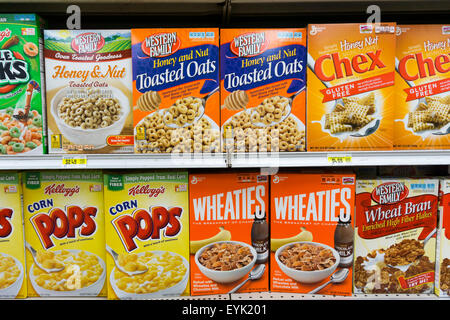 Una selezione di american breakfast cereali sugli scaffali del supermercato. Foto Stock