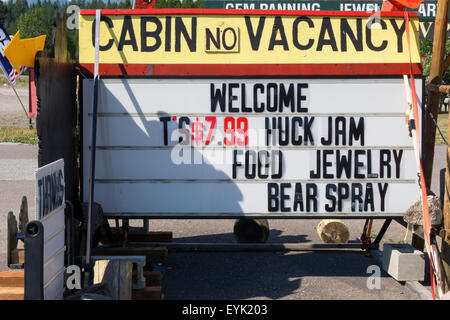 Segno pubblicità portano spray per la vendita in un negozio in Montana. Foto Stock