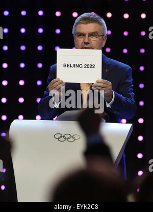 Kuala Lumpur, Malesia. 31 Luglio, 2015. Il presidente del Comitato Olimpico Internazionale (IOC) Thomas Bach annuncia che Pechino ha vinto la gara per ospitare i 2022 Giochi Olimpici Invernali presso la 128Comitato Olimpico Internazionale sessione a Kuala Lumpur, Malesia, 31 luglio 2015. Credito: Gong Lei/Xinhua/Alamy Live News Foto Stock