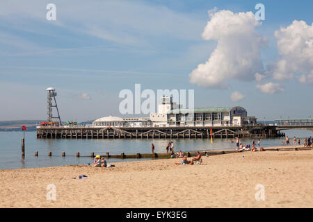 Bournemouth Dorset, Regno Unito il 31 luglio 2015. Meteo REGNO UNITO: calda giornata di sole in spiaggia a Bournemouth come testa di visitatori per il mare e temperature aumento. Quasi in agosto che forecasters predire potrebbe portare ondate di caldo e di essere più calde di credito: Carolyn Jenkins/Alamy Live News Foto Stock