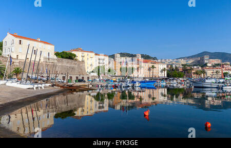 Ormeggiate barche da pesca nel vecchio porto di Ajaccio, Corsica, Francia Foto Stock