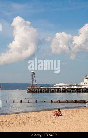 Bournemouth Dorset, Regno Unito il 31 luglio 2015. Meteo REGNO UNITO: calda giornata di sole in spiaggia a Bournemouth come testa di visitatori per il mare e temperature aumento. Quasi in agosto che forecasters predire potrebbe portare ondate di caldo e di essere il più caldo. Come arrivare presto per fissare un buon posto! Credito: Carolyn Jenkins/Alamy Live News Foto Stock