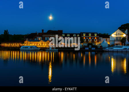 Il Compleat Angler hotel Marlow, di notte dal fiume Foto Stock