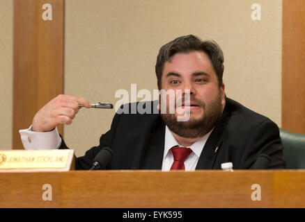 Austin, Texas, Stati Uniti d'America Luglio 30, 2015: Membro sost. Jonathan Stickland, R-Bedford, rende un punto come il Texas funzionari continuano a indagare la morte di Sandra blando, morto il 13 luglio nel Waller County Jail dopo un arresto del traffico vicino a Houston. L'audizione presso il Texas Capitol ha attirato dozzine di legislatori e attivisti che vogliono risposte dopo blanda apparente del carcere suicidio. Credito: Bob Daemmrich/Alamy Live News Foto Stock