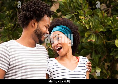 Paio di ridere e chattare su Ipanema Beach, Rio de Janeiro, Brasile Foto Stock