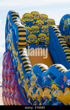 Dettagli su tirapiedi bouncy castello a Bournemouth Beach in luglio Foto Stock