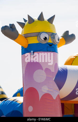 Dettagli su tirapiedi bouncy castello a Bournemouth Beach in luglio Foto Stock