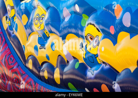 Dettagli su tirapiedi bouncy castello a Bournemouth Beach in luglio Foto Stock