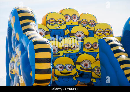 Dettagli su tirapiedi bouncy castello a Bournemouth Beach in luglio Foto Stock