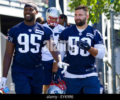 Foxborough, MA, Stati Uniti d'America. 31 Luglio, 2015. New England Patriots difensivo fine Chandler Jones (95) e il New England Patriots difensivo fine linebacker Rob Ninkovich (50) prende il campo durante la NFL training camp a Gillette Stadium. Credito: Cal Sport Media/Alamy Live News Foto Stock