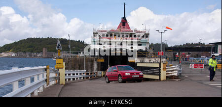 Vetture lo sbarco dal traghetto che corre tra Oban sulla costa ovest e Craignure sull'Isle of Mull in Scozia. Foto Stock