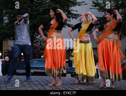 Danza indiana e musica presso la notte del festival delle arti a Helsinki in Finlandia Foto Stock