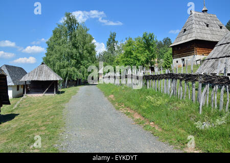 Strada di campagna nel vecchio tradizionale villaggio di montagna Foto Stock