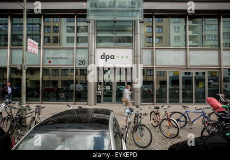 L'edificio che ospita il Centro Uffici editoriali di dpa Deutsche-Presse Agentur GmbH, il tedesco agenzia stampa a Berlino, Germania, 30 luglio 2015. Foto: MICHAEL KAPPELER/DPA Foto Stock