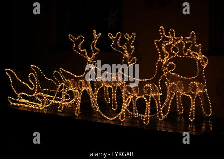 Outdoor decorazione di Natale: Babbo Natale con la slitta. La renna Foto Stock