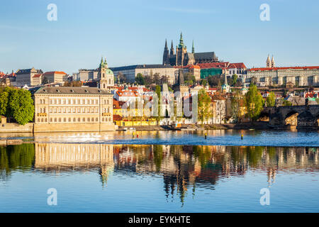 Vista di Mala Strana e il castello di Praga e la Cattedrale di San Vito oltre il fiume Moldava al mattino. Praga, Repubblica Ceca Foto Stock