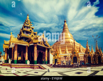 Vintage effetto retrò filtrata hipster stile di immagine Myanmer famoso luogo sacro e di attrazione turistica landmark - Shwedagon Pay Foto Stock