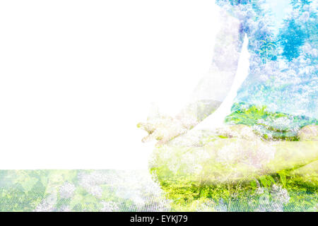 Natura armonia uno stile di vita sano concetto. Esposizione doppia immagine della donna fare yoga asana Padmasana Lotus pongono zampe trasversale posi Foto Stock