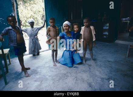 Madre haitiana addolora solo pochi giorni dopo l uragano Allen ha colpito Haiti nel 1980. Prese vicino a Les Cayes, Haiti. Foto Stock