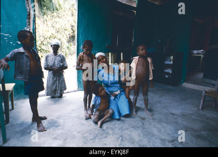 Madre haitiana addolora solo pochi giorni dopo l uragano Allen ha colpito Haiti nel 1980. Prese vicino a Les Cayes, Haiti. Foto Stock